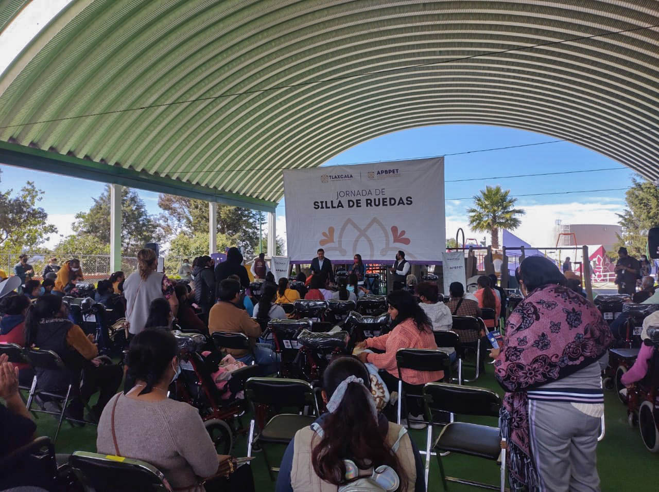 Realiza Ayuntamiento de Apetatitlán entrega de sillas de ruedas de alta especialidad